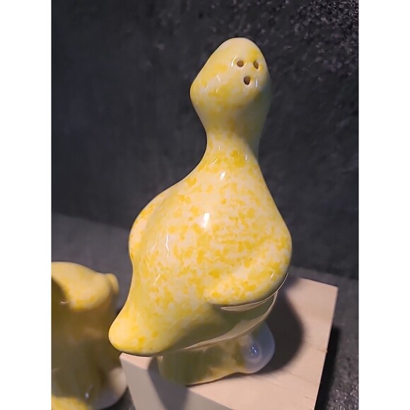 Vintage Treasure Craft Yellow Speckled Pottery Ducks Salt & Pepper Shakers Duck - Picture 3 of 10